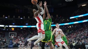 Read more about the article Oregon upsets No. 6 Arizona in Pac-12 semifinals