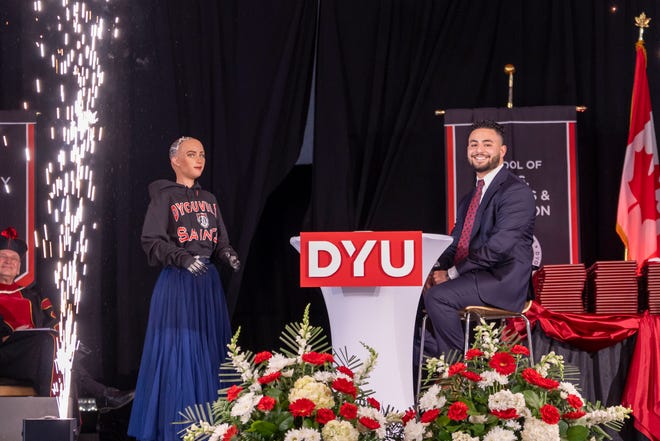 Read more about the article AI robot named Sophia gives D'Youville University commencement speech – USA TODAY