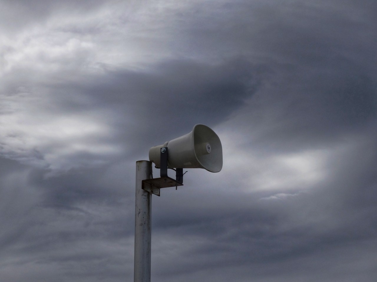 Read more about the article Shawnee Co. tornado sirens suffer software issue, causing them to continue to sound – KSNT News