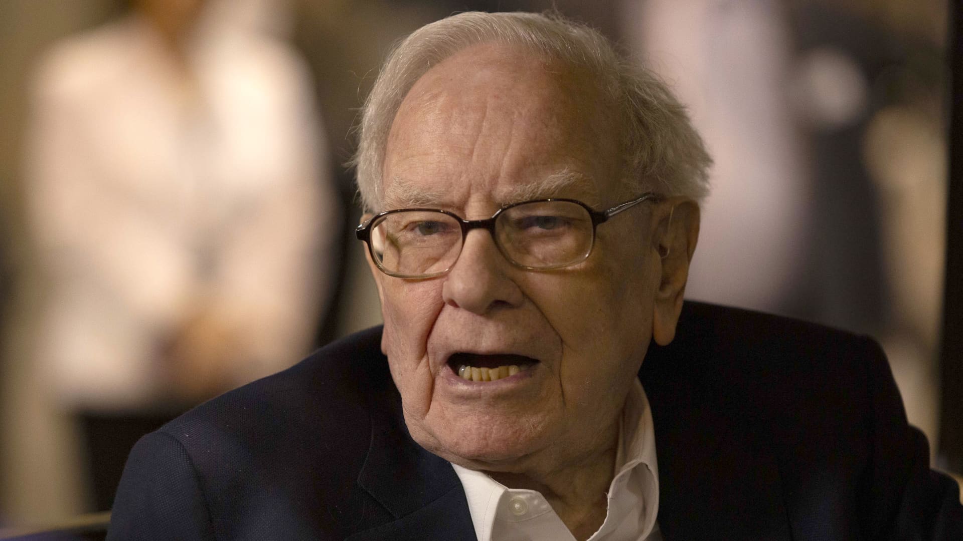 You are currently viewing Warren Buffett says AI scamming will be the next big 'growth industry' – CNBC