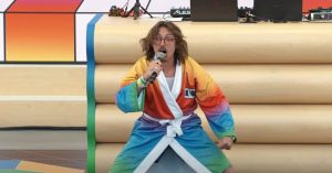 Read more about the article Watch this screaming, rainbow-clad musician demo Google's AI DJ – The Verge