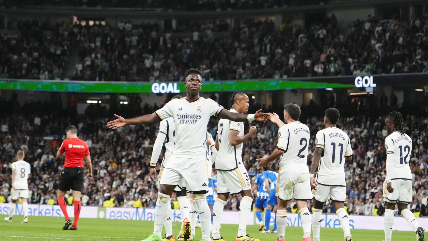 Read more about the article Real Madrid presents Spanish league trophy to fans and then routs Alaves 5-0