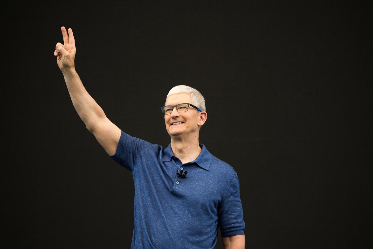 You are currently viewing Apple stock surges to record high after AI announcements – Yahoo Finance
